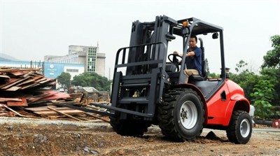 屋外での積み降ろしに電動不整地フォークリフトを使用する必要があるのはなぜですか