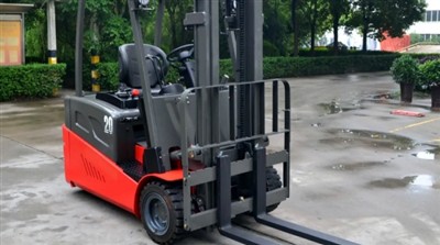 15 新しく購入した3t電動フォークリフトを使用する前に行うべき作業は何ですか